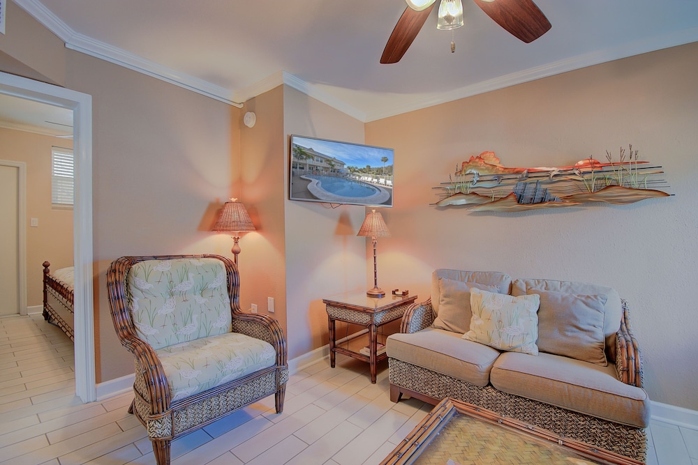 102 Clearwater Beach Suites 1 Bedroom Condo by RedAwning view 5