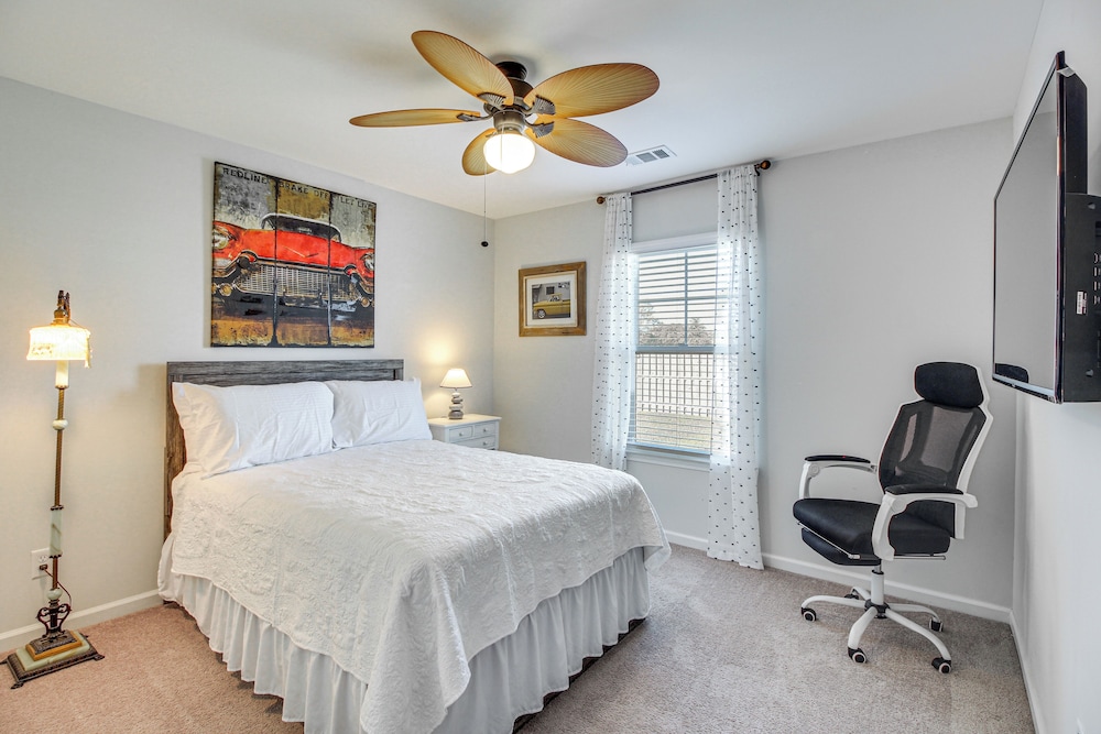 1 Mi to Shopping District: Chic Springfield Home