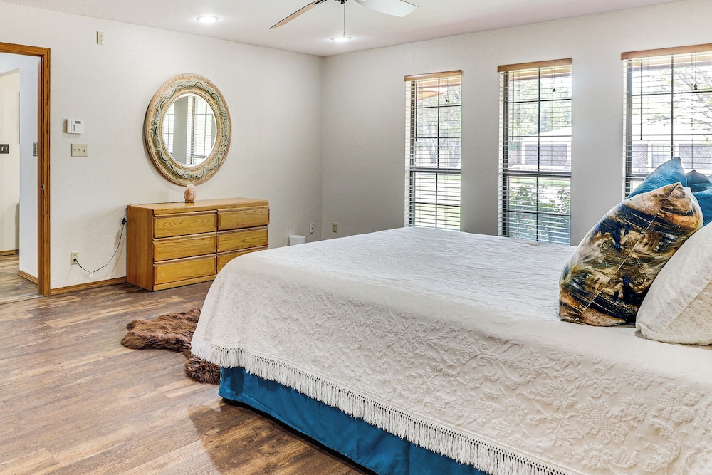3 Mi to Downtown Roswell: Home w/ Patio + Yard