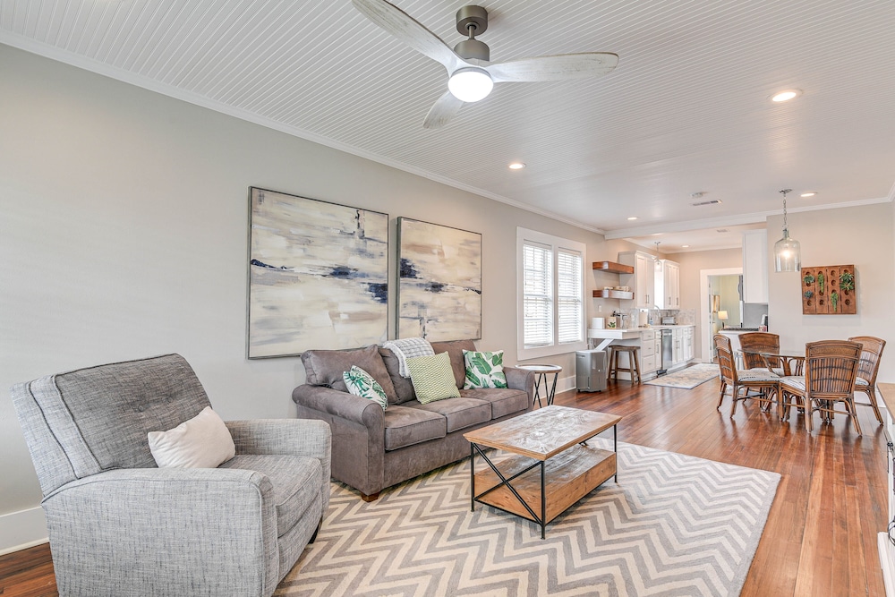 4 Mi to Moody Gardens: Galveston Home w/ Grill