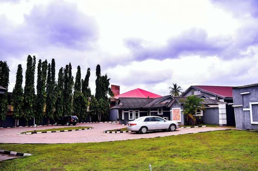 CANDOW HOTEL
