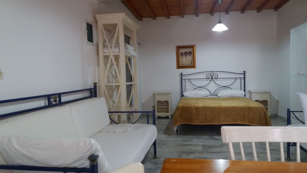 Manos Rooms