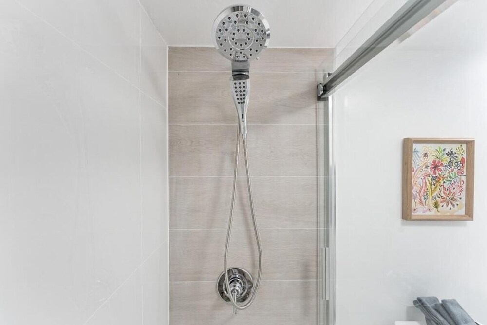 Cozy Modern Apartment - Near Shands & VA
