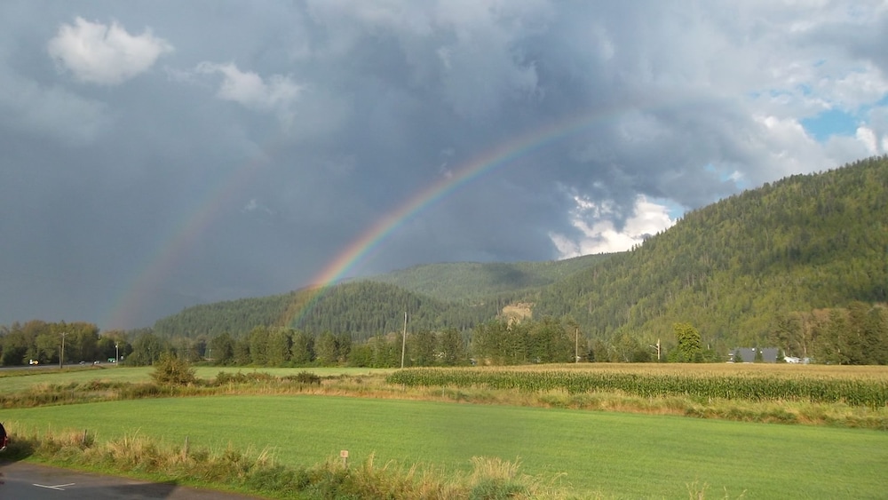 Monashee Motel