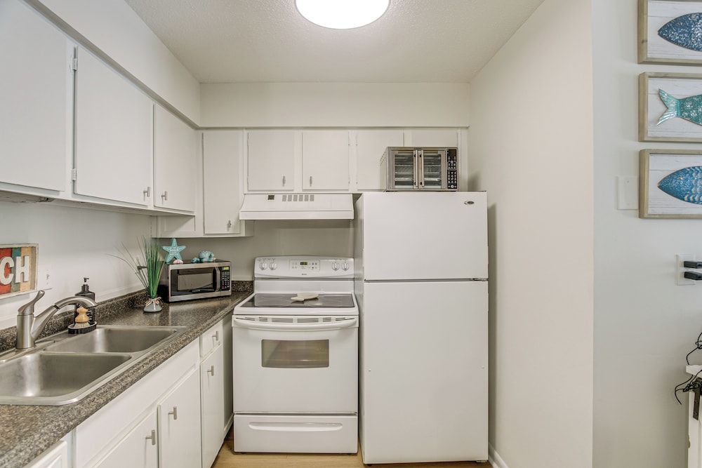 St Simons Island Vacations - Condo w/ Amazing Amenities: 1 Mi to Beach! - Property Image 5