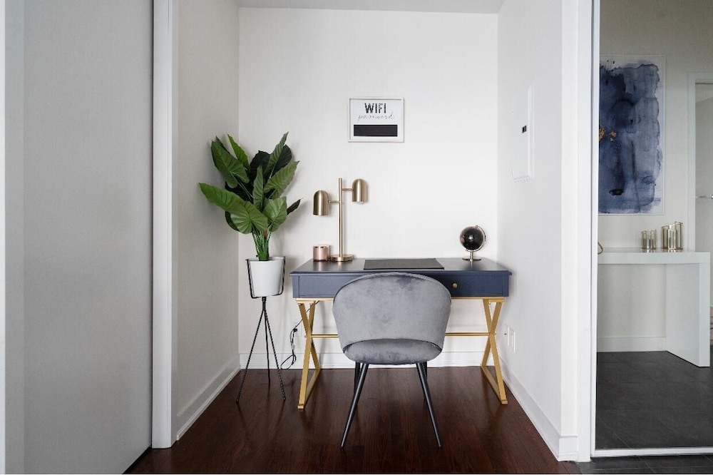 CN Tower Facing, Parking, King Bed - Image 4