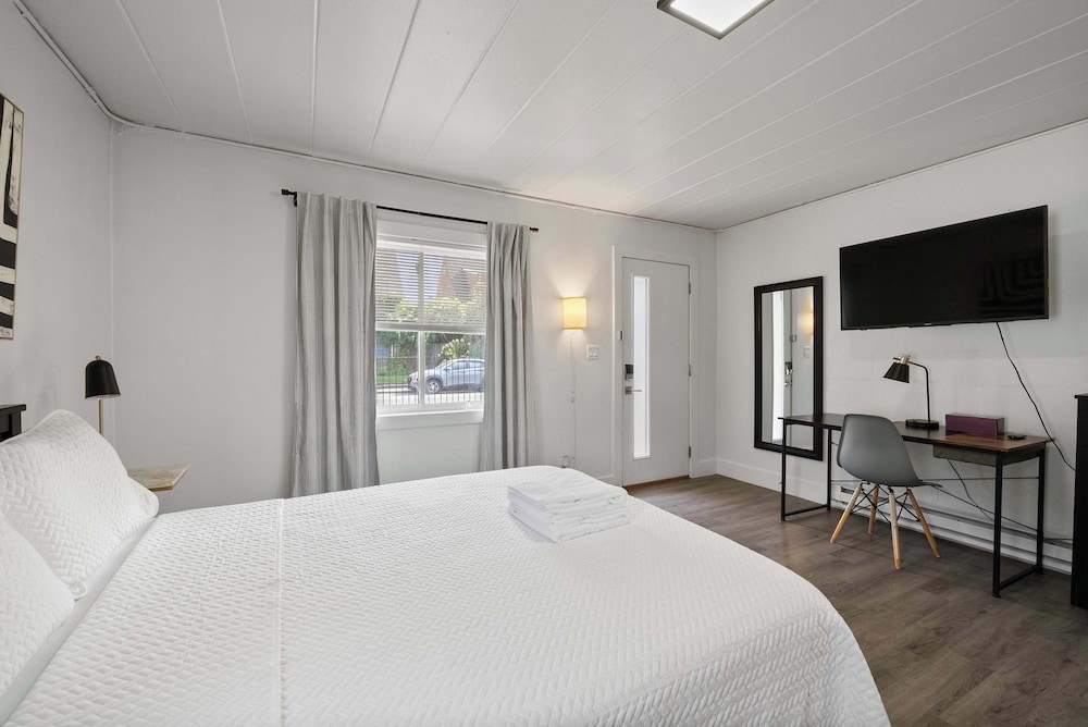 Chic City Retreat 97 Sleeps 2!