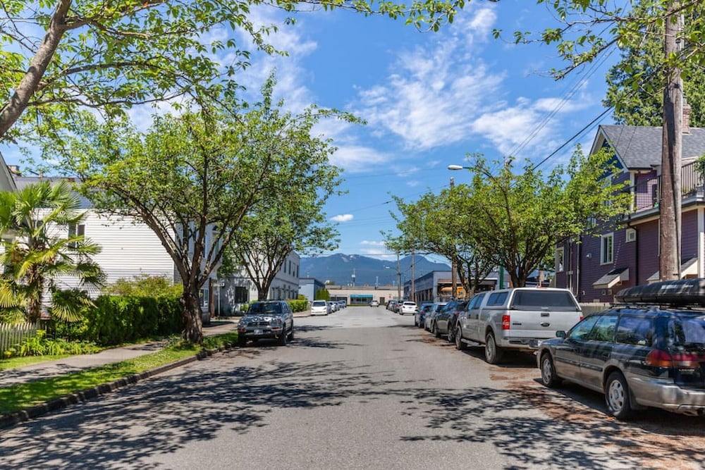 Commercial Drive New 3 Bdrm Home 2 Flex Rooms -5 min to Downtown 22km Seawall