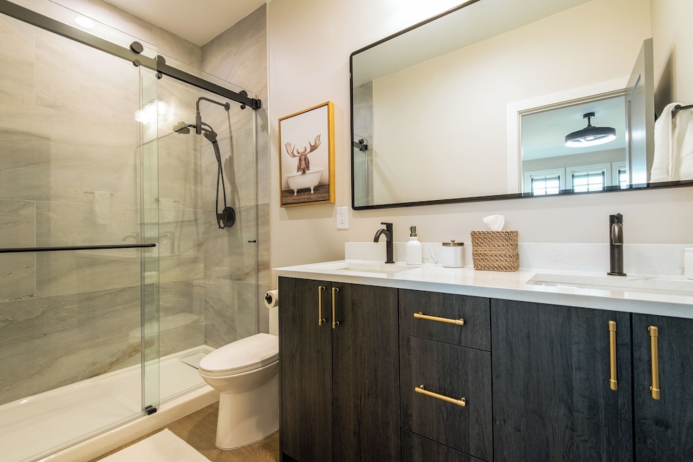 3 BR Duplex w/ Full Kitchen, W & D
