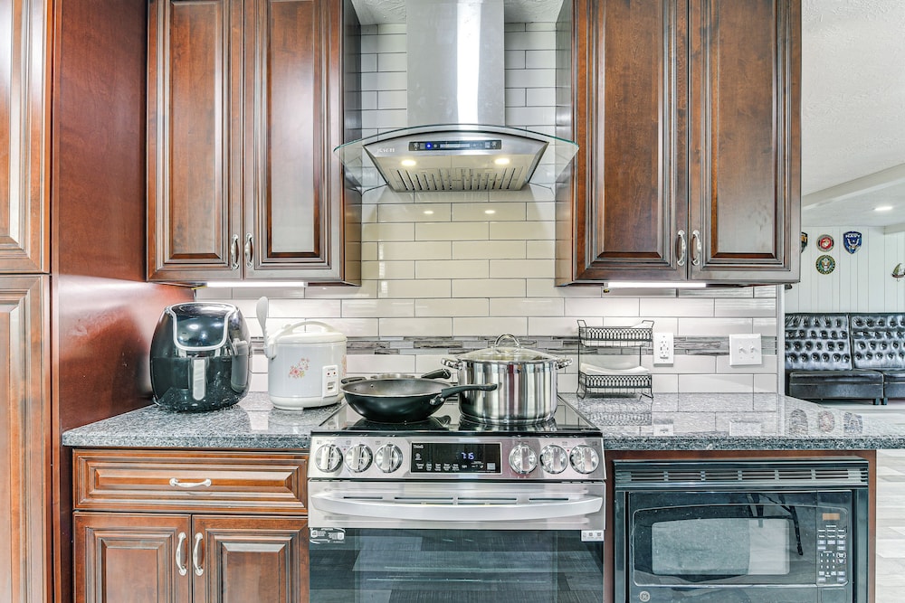 ~ 2 Blocks to Beach: Galveston Group Getaway!