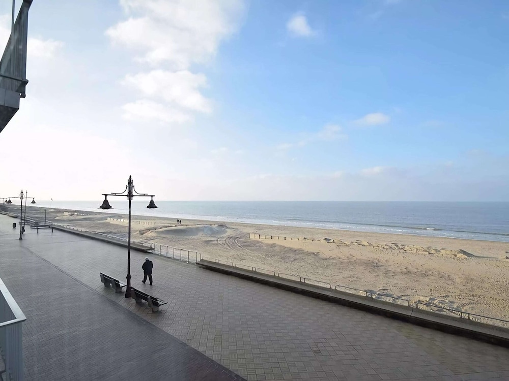 Apartment on Zeedijk With Sea View
