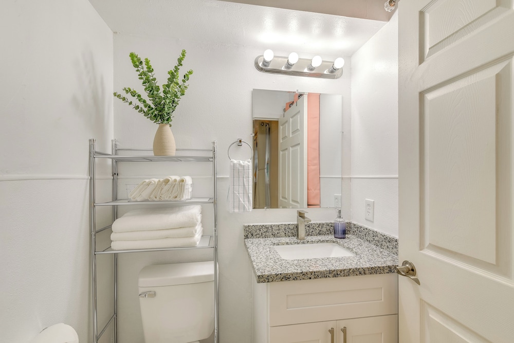 4 Mi to NRG Stadium: Quiet Home w/ Fenced Yard!