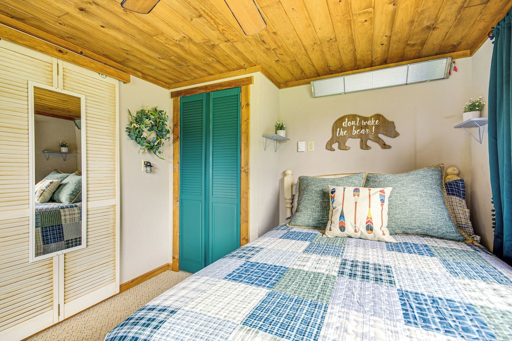 Hike, Swim & Fish: Lakefront Cabin in Roach!