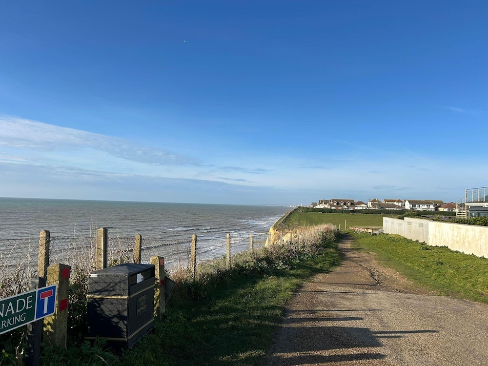 Ocean Side With Free Parking By My Getaways