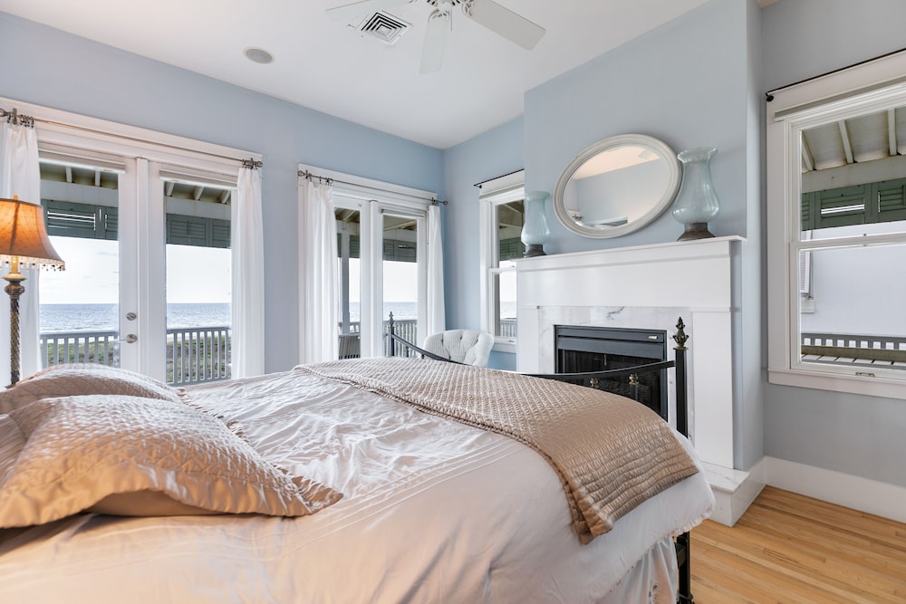 Palm House - Private Beachfront House 3 Bedroom Home by RedAwning