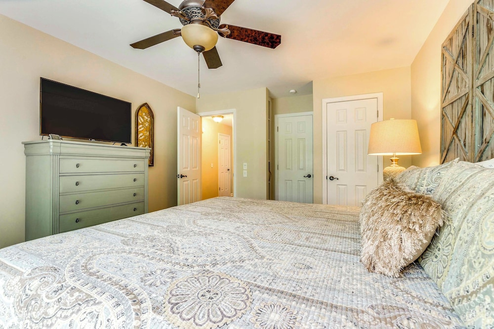 February Perks! Couples Getaway in Hayesville