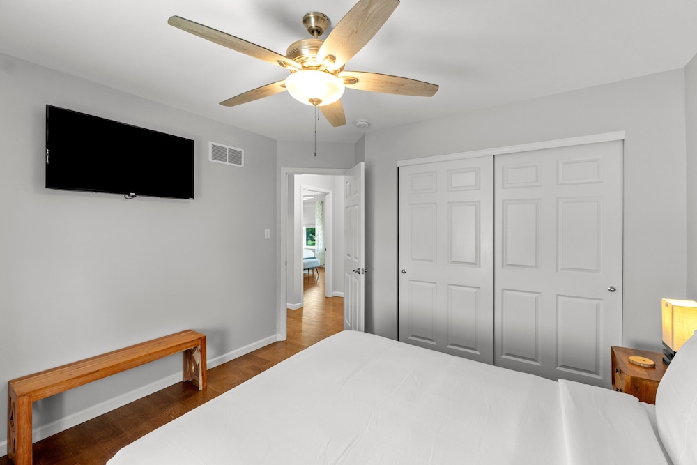 Modern Home W/garage Near SLU JZ Vacation Rentals