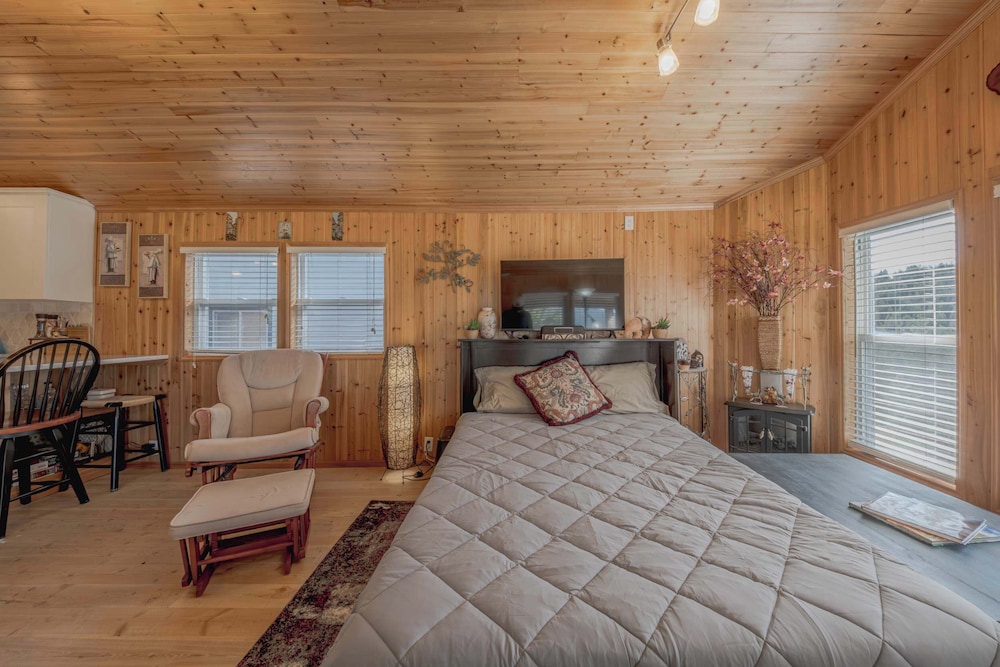 Eagles Nest Cabin Cozy Mountain Retreat for 4