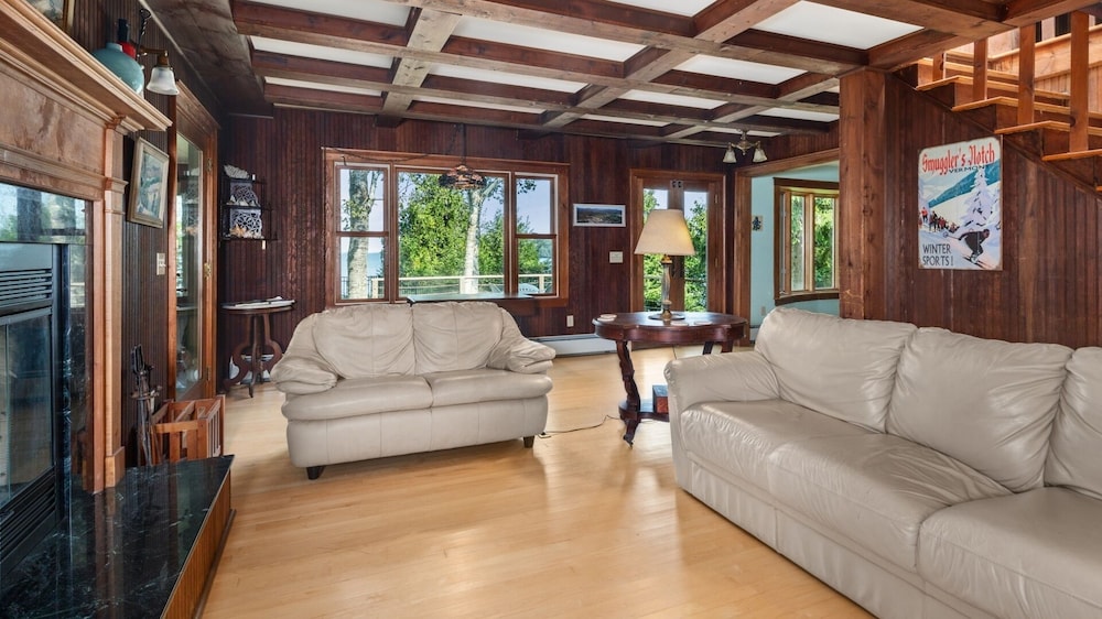 Camp Roosevelt 5 Bedroom Cottage by RedAwning