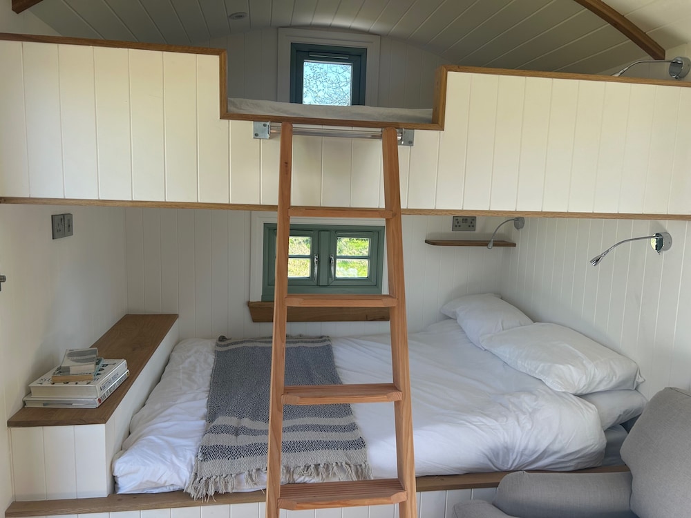 Luxury Shepherds Hut Near Glamorgan Coast