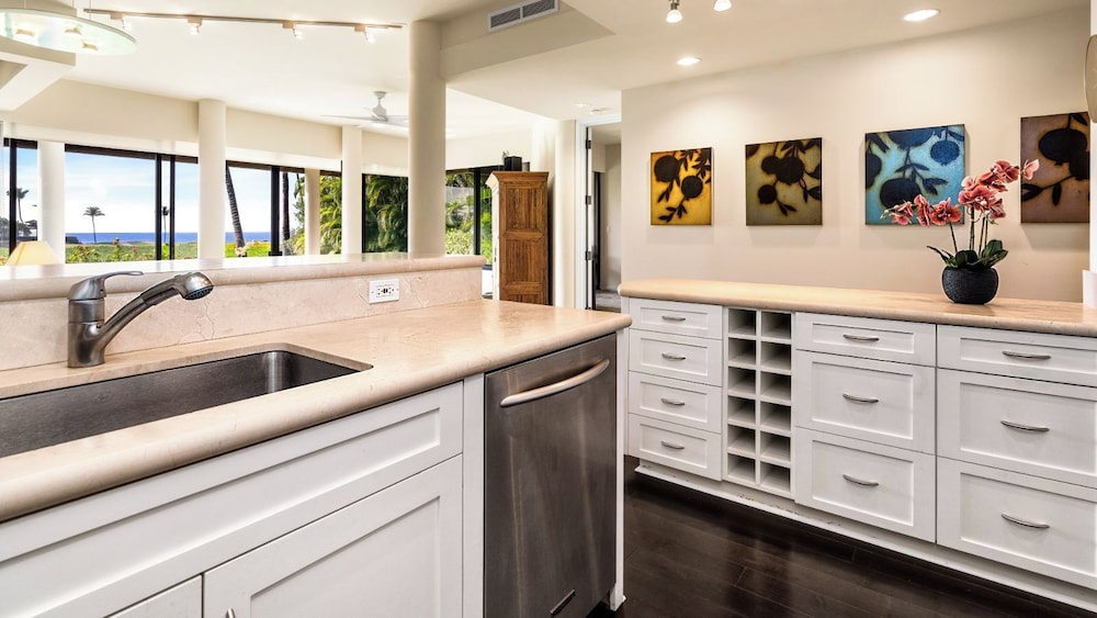 Beautifully Updated - Close to Beach & Pool - Oceanview Lanai - Vrkcv