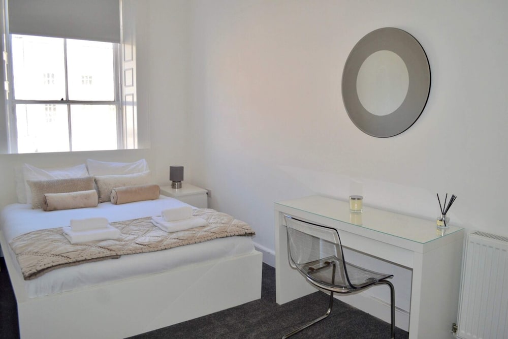 Spacious 3 Bedroom Flat in the City Centre