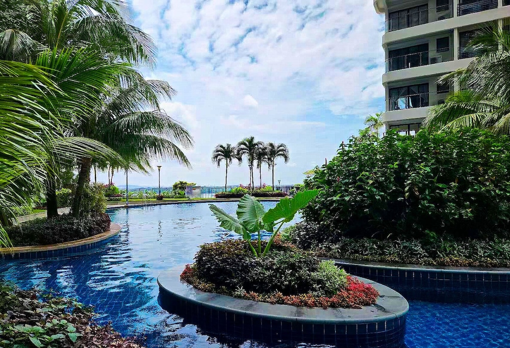 Country Garden Danga Bay by Widebed JB