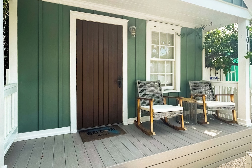 1BR Home - Colorful Cottage w/ AC, W & D, Dogs OK