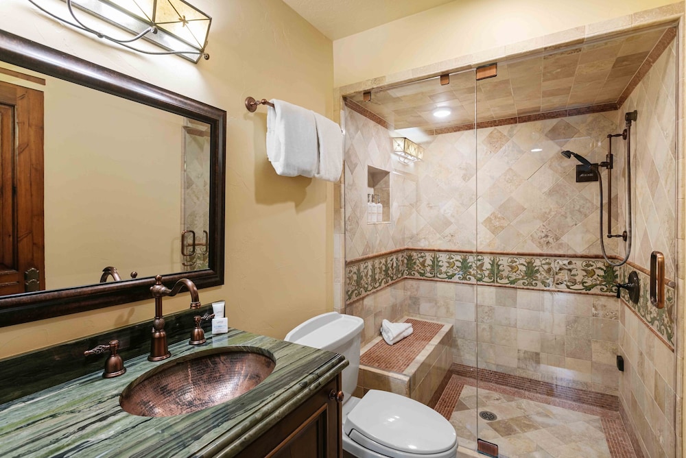 1617 - Six Bedroom plus Den Lakeside 6 Condo
