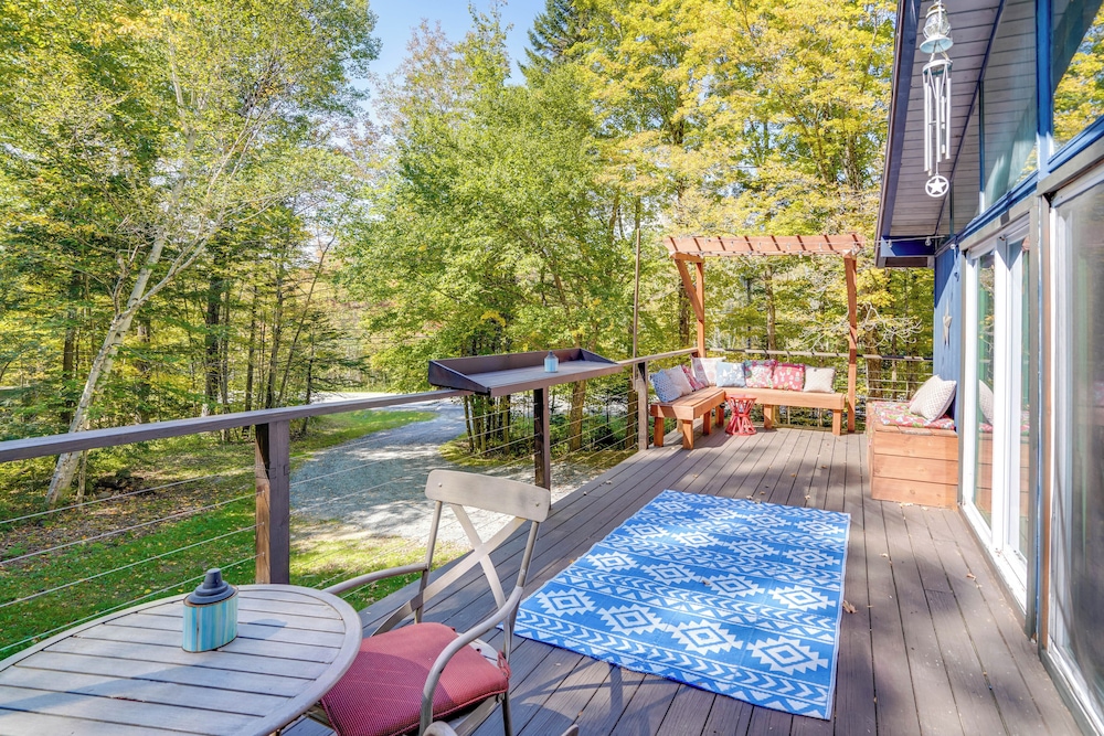 Treehouse Chalet Near Mt. Snow w/ On-site Trails!