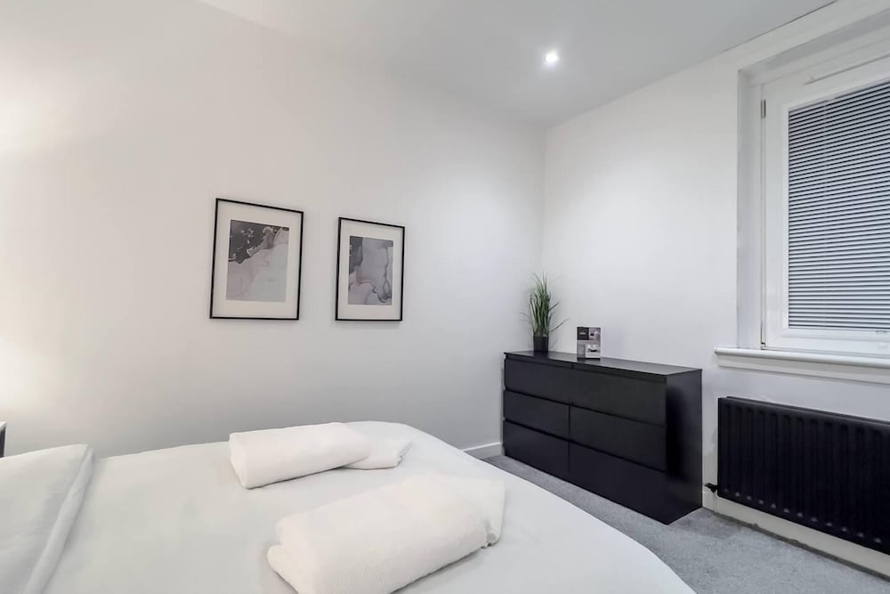 Stunning Luxury Apartment Near Motherwell view 3