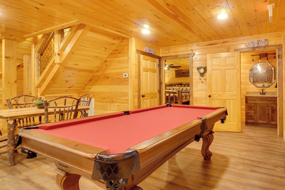 12 Mi to Gsmnp: Cabin w/ Game Room in Sevierville
