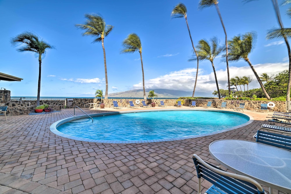 Ocean-view Kihei Condo w/ Lanai: Steps to Beach!