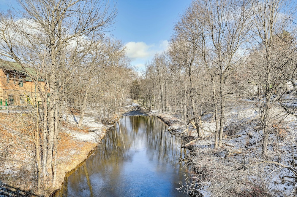 Walk to Town & River: Cozy North Creek Cottage