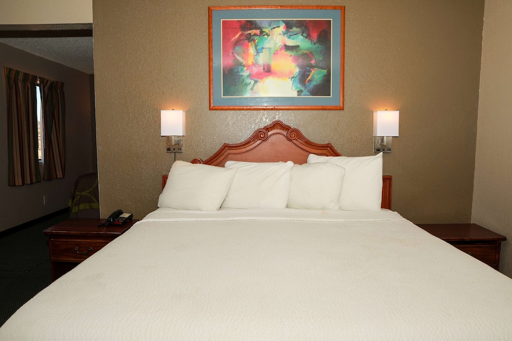 Gallup Vacations - Super 8 by Wyndham Gallup - Property Image 4