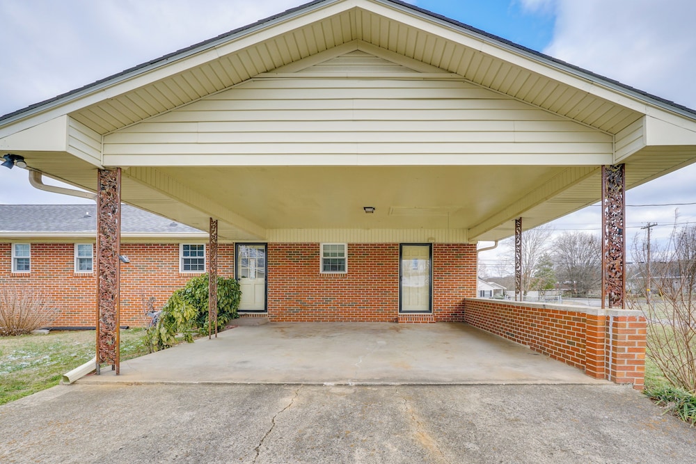 2 Mi to Town: Rustic East Tennessee Home!