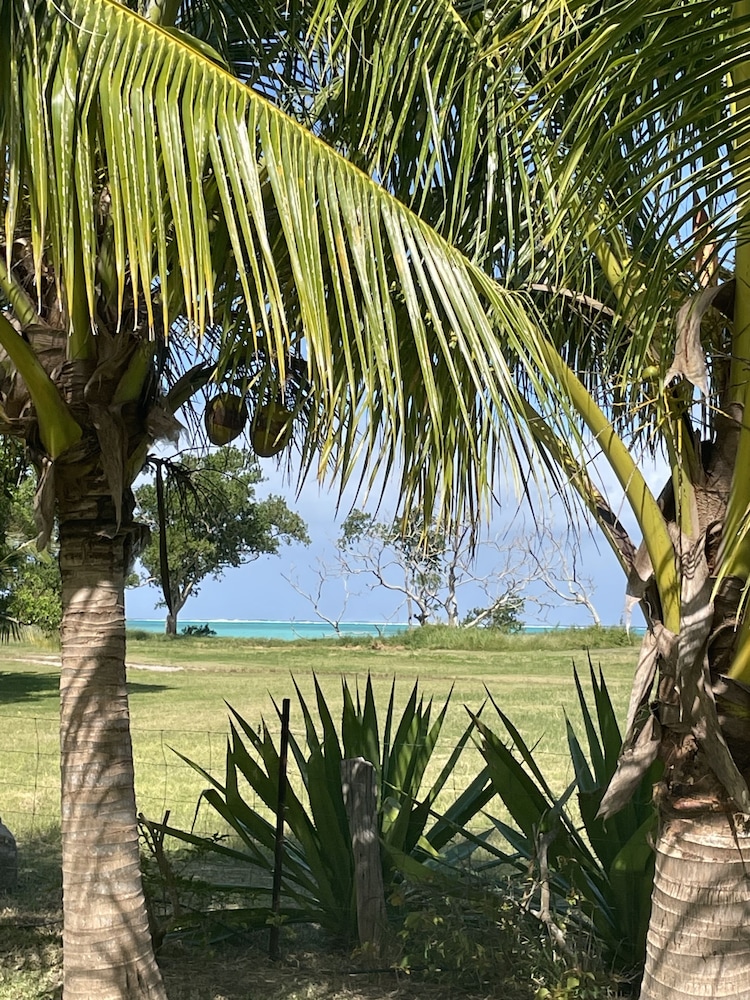 Poé Côté Lagon Beach Bungalows