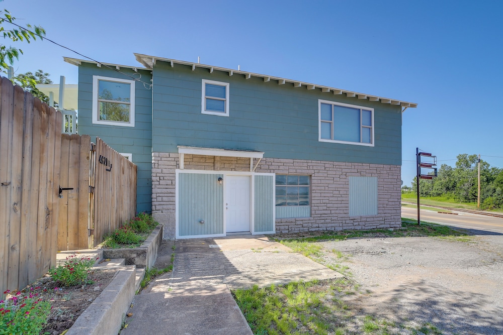 7 Mi to Dtwn Tulsa: Dog-friendly Home w/ Yard