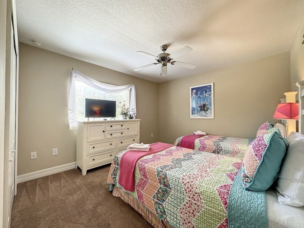 4 Bed 4 Bath With Private Pool/spa 4 Bedroom Home by RedAwning view 3
