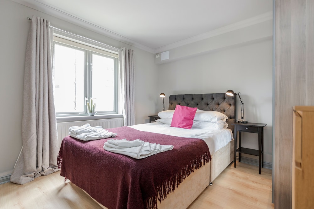 Hoxton 2 Bed Apartment by BaseToGo