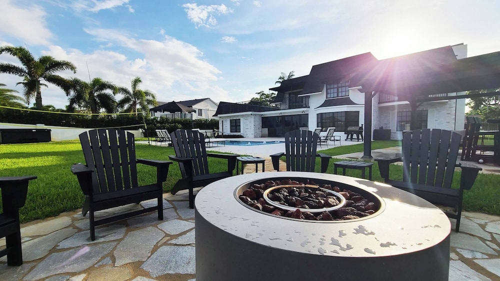 New 5 Bedroom Modern Villa on Golf Course