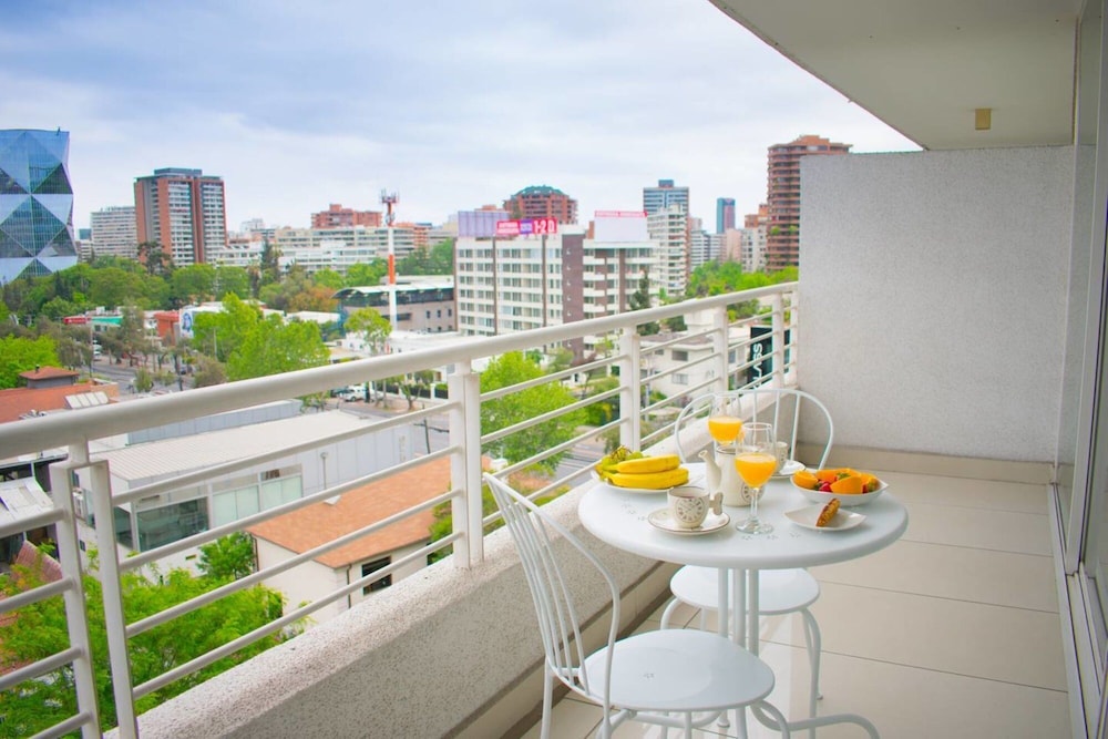 Carmelitas Contemporary 1BR Apt - Pool Gym Metro