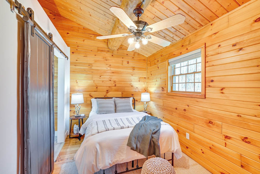 4 Mi to Dtwn: Spacious Family Cabin in Jonesville!