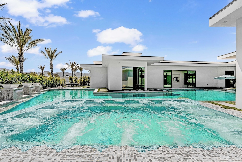Luxury Retreat Pool, Putting Green + Pickleball Sleeps 17 Bravo Villa 8 by Avantstay