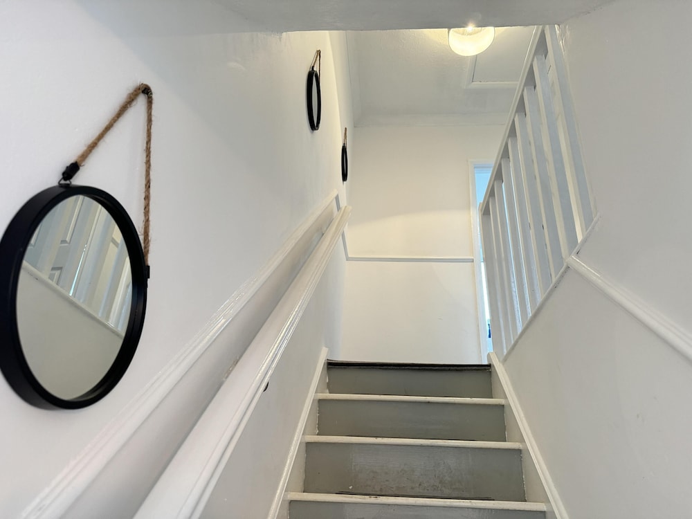 Leeds - 3 Bedrooms - 1bathroom - Parking - Wifi