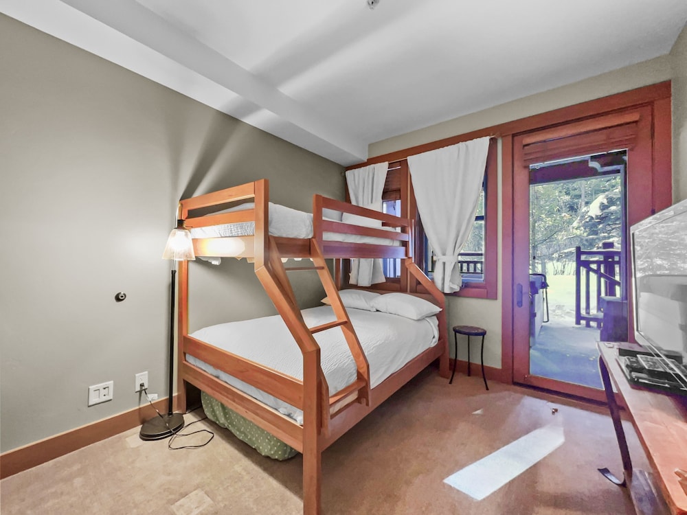 Union Creek Townhome 164b 3 Bedroom Townhouse by RedAwning view 3