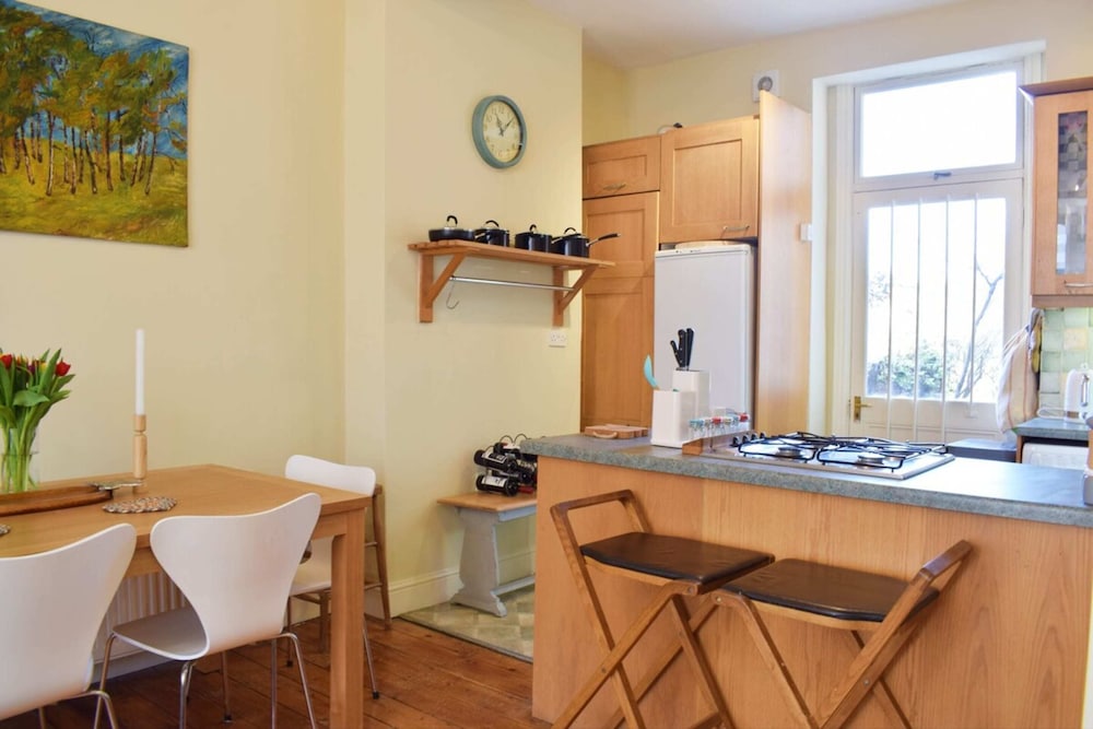 Charming 2 Bedroom Home 3 Near Arsenal Station