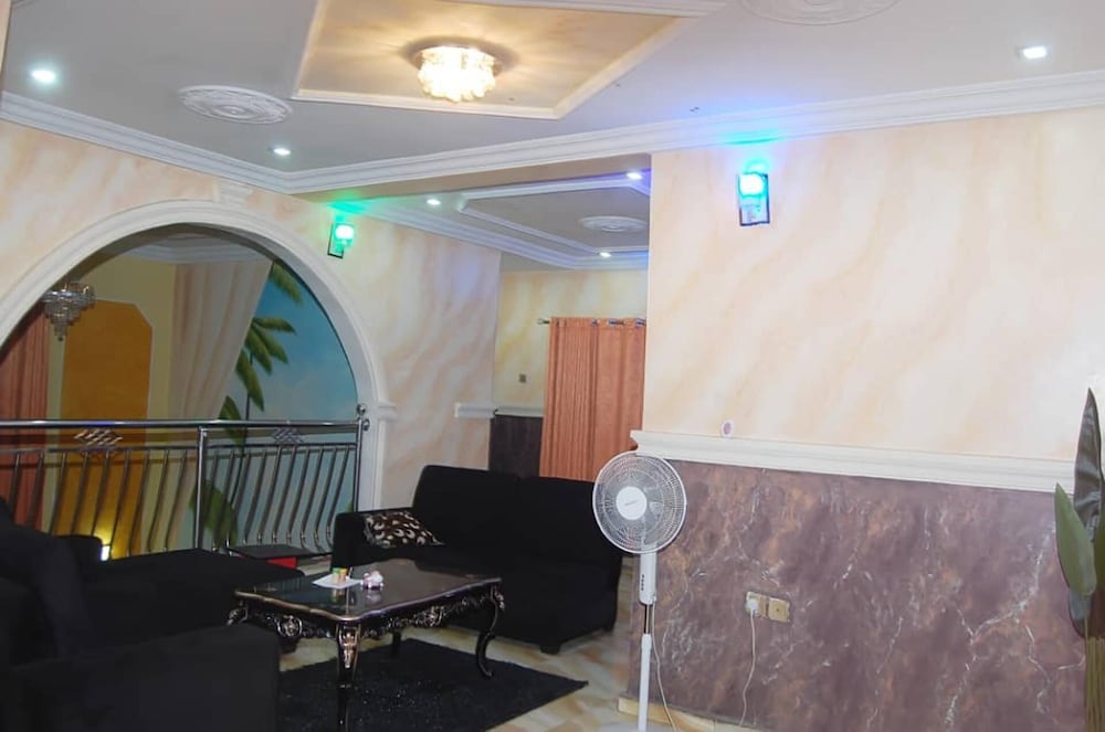 6 Bedroom Serviced Apartments In House in Benin