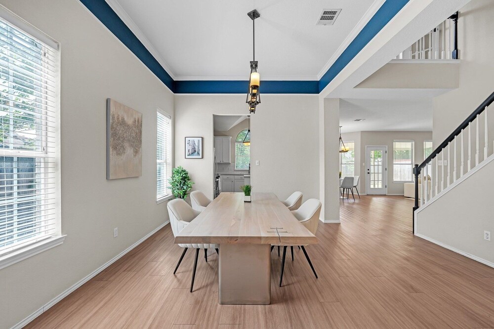 Modern 4br Gem Chic Comfort In Austin 4 Bedroom Home