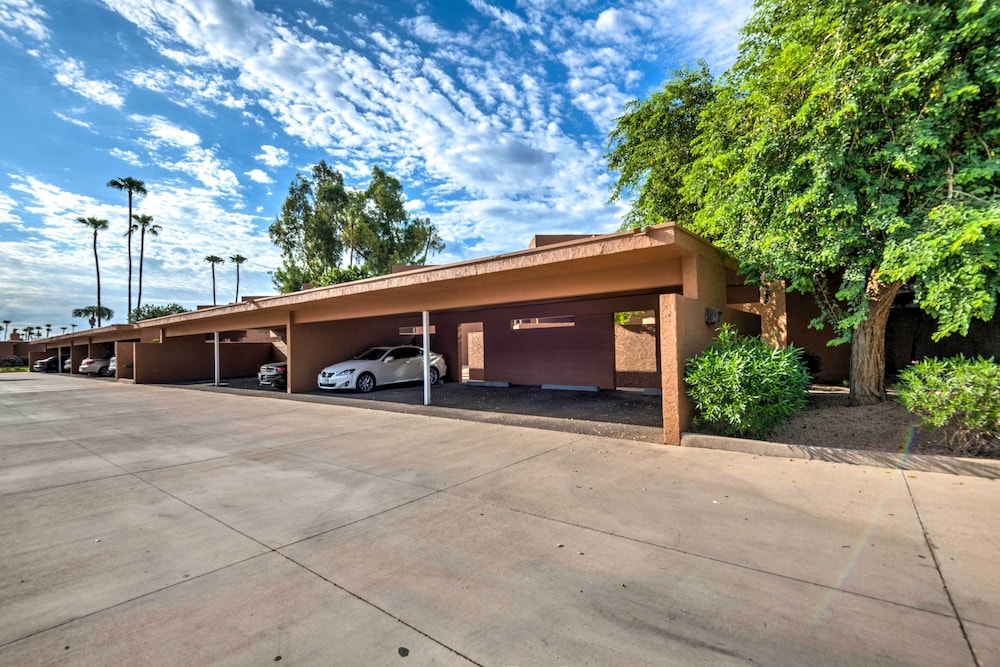 3 Mi to Old Town: Scottsdale Condo w/ Pool & Lake view 4